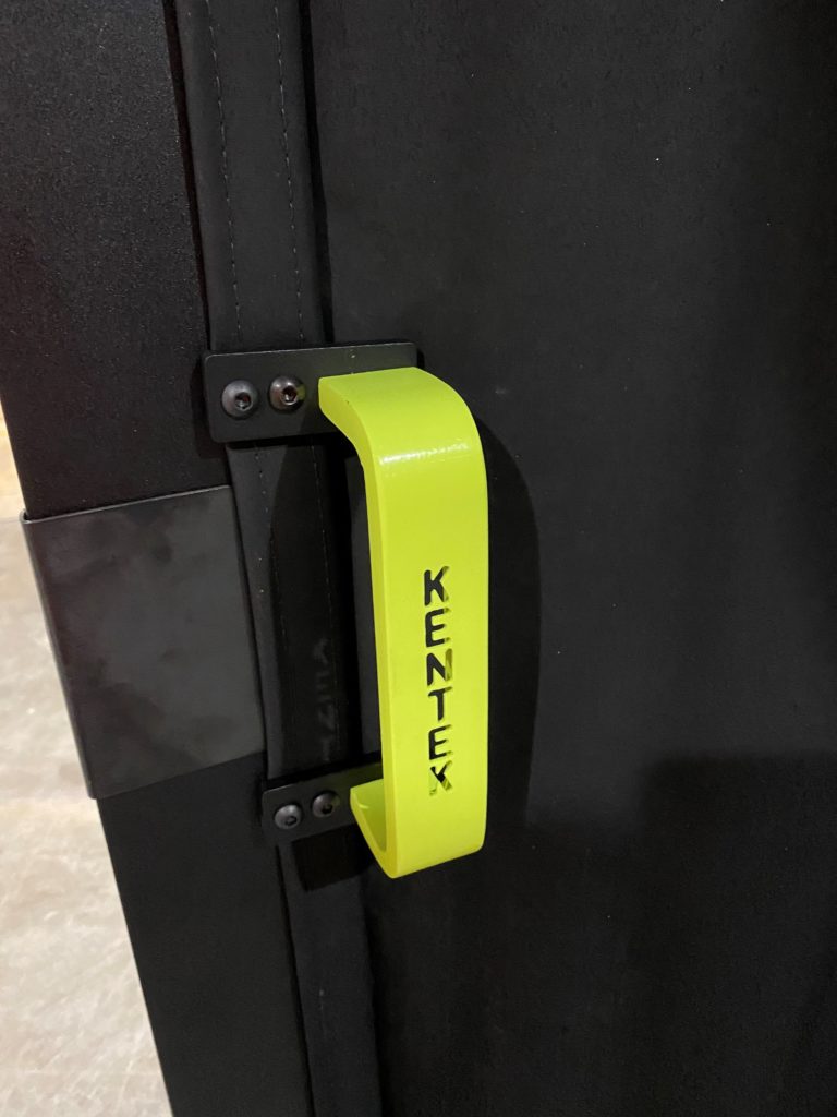 Rigid Magnetic Door: mechanism and handle