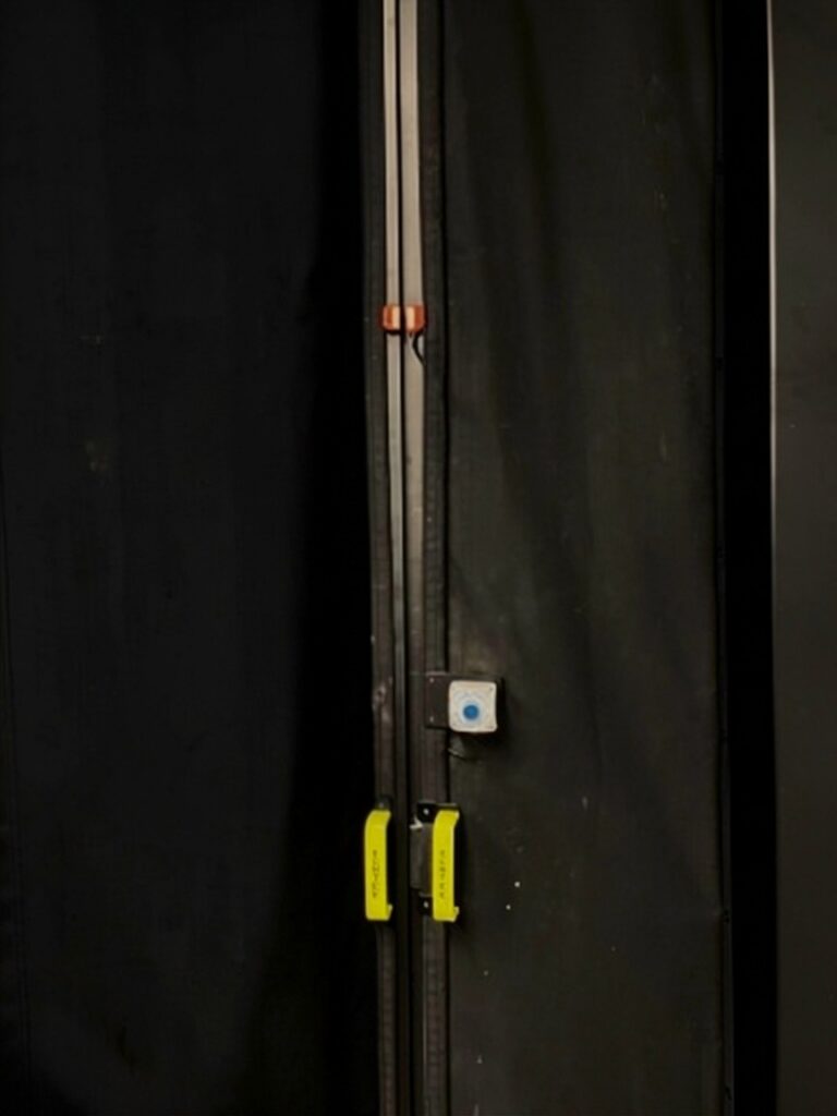 Interlocked Rigid Magnetic Door (RMD) in FLEX-GUARD® Curtain